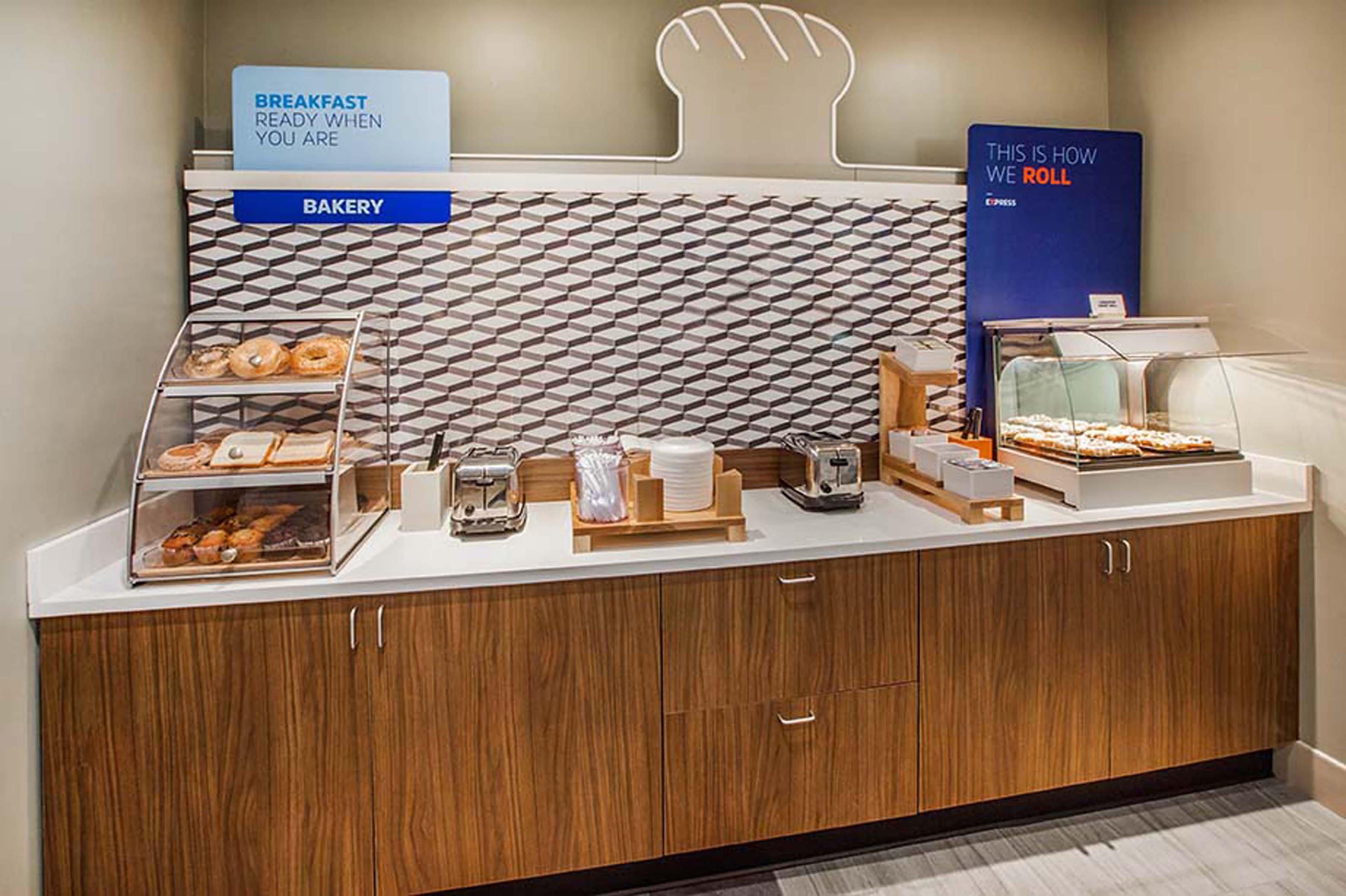 Holiday Inn Express Edmonton North By Ihg Экстерьер фото