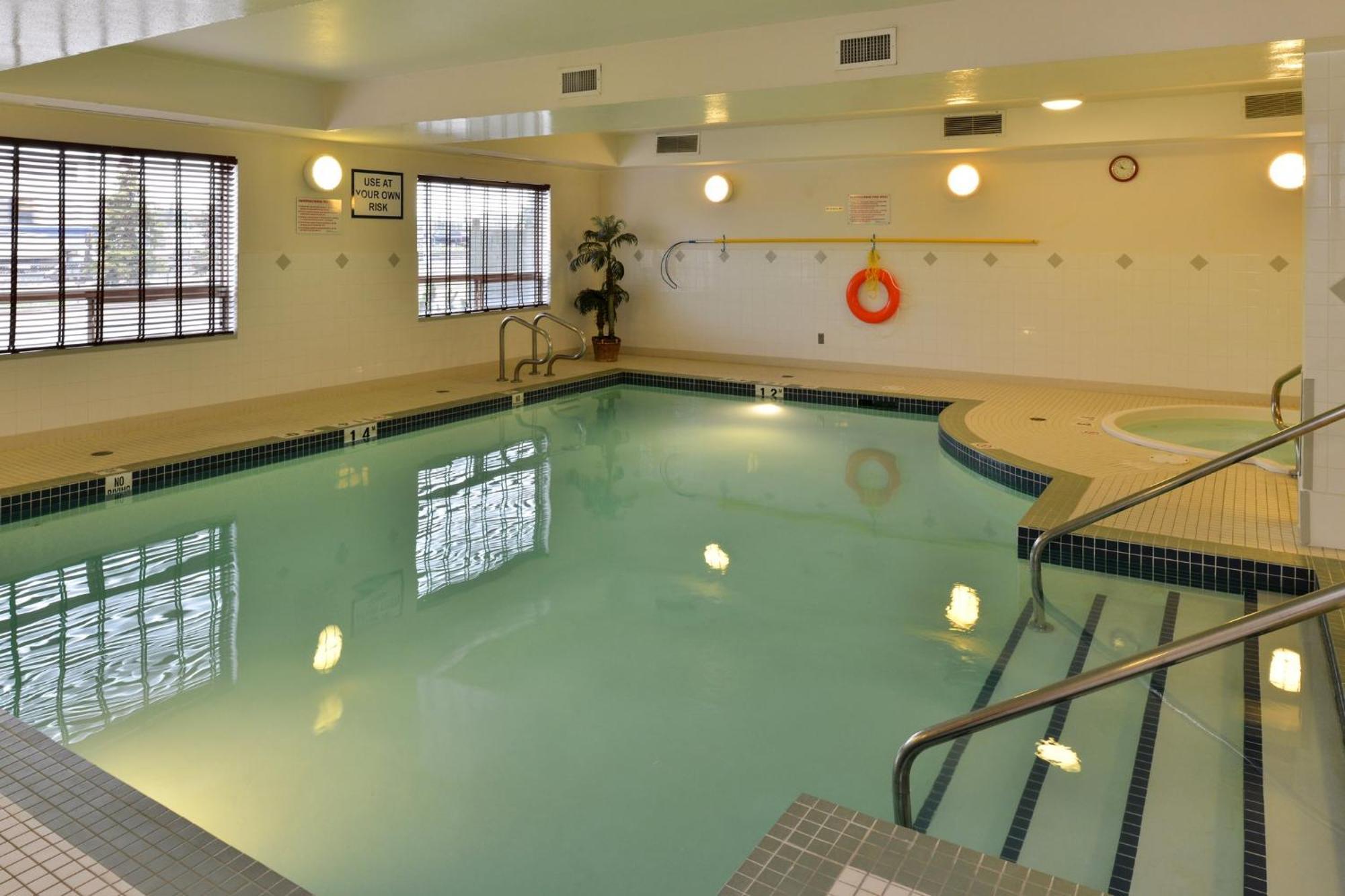 Holiday Inn Express Edmonton North By Ihg Экстерьер фото